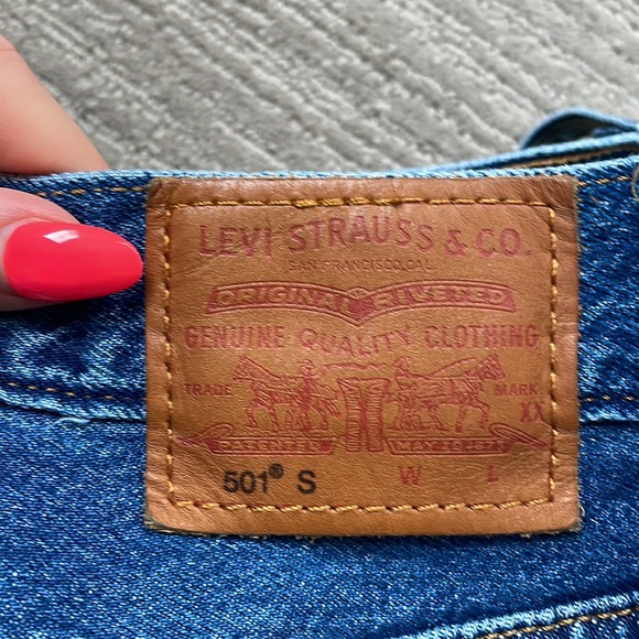 Levi Jeans 501 Skinny Distressed Medium Blue Wash | Size 28 - Picture 4 of 4